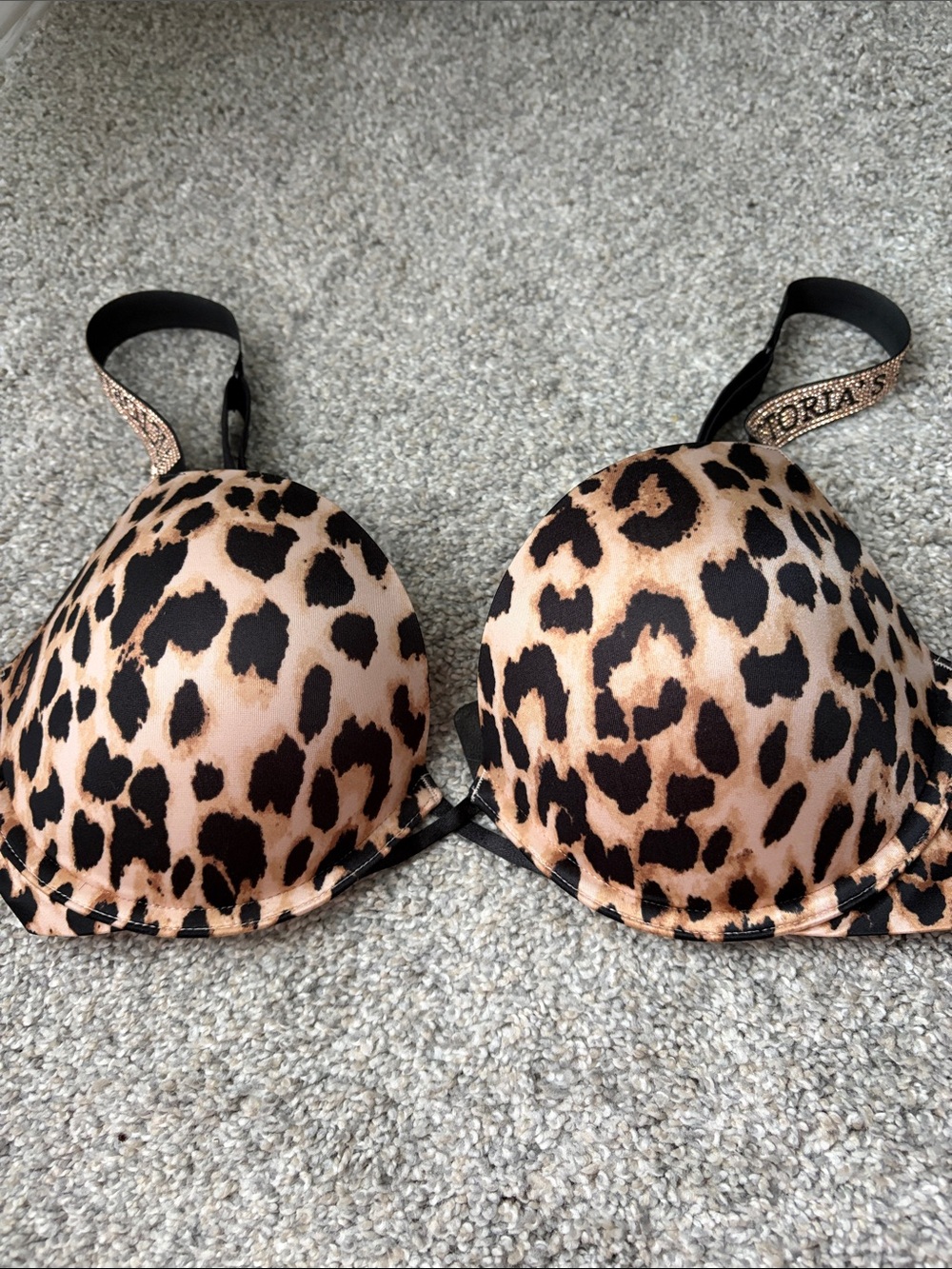 Victoria's Secret body by Victoria and very sexy bras - Picture 6 of 12